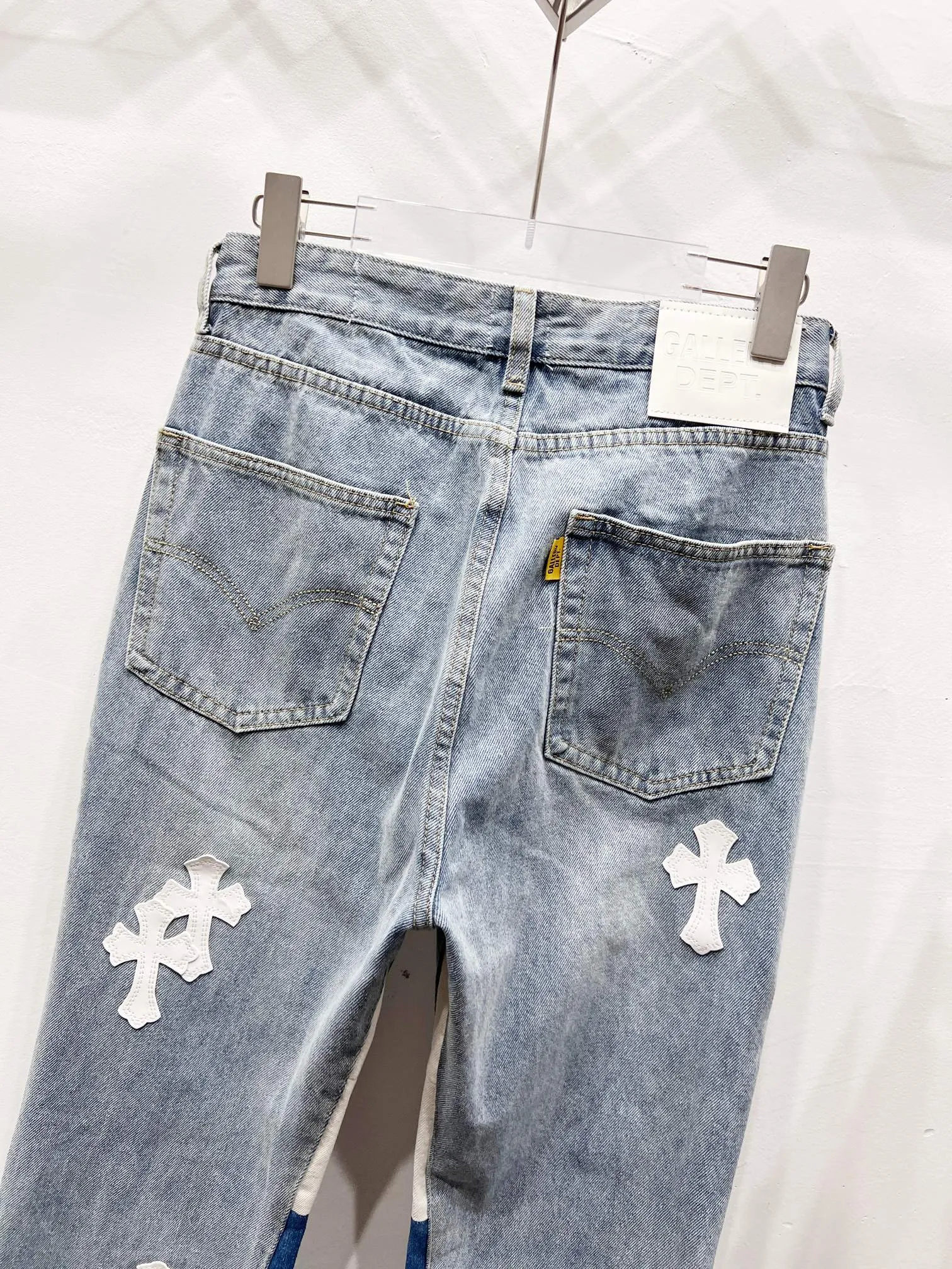 P250 Style No.: (c058) GALLERY DEPT & Chrome Hearts Jointed Cross Loose Washed Flared Jeans True to Restore the Ultimate Vintage Texture Original Hardware Accessories Washed and Elevator Cards, QR Code Analysis Are All Procured from the Original Factory, High Restoration Degree, You Are Welcome to Compare Any Products ~ Three-dimensional Version Loose and Comfortable without Picking Your Figure Appearing Tall and Slim Manufacturer Seiko Original Factory Quality Control Same Style for Men and Women Can Be Matched for Couples Versatile Recommendations Jeans that are a must-have for all seasons. Trendy people have been disappointed. From the quality selection of fabrics, the tailoring of details, and the matching of patterns, they are all impeccable! The upper body is so handsome when worn...it can be easily worn by men, women and children! The craftsmanship uses heavy-duty washed pure cotton denim fabric. After washing, it is soft and thick. It is very stylish when worn on the body. Size: 28, 30, 32, 34, 36 (S-XXL) Color: Stitching